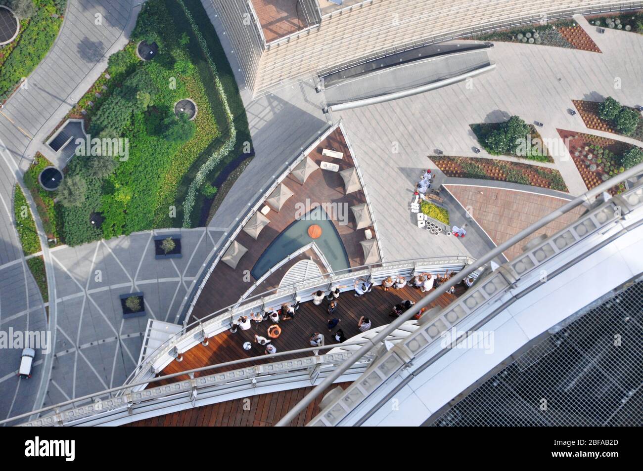 La piattaforma di osservazione del Burj Khalifa a Dubai, situata al 124° piano della torre più alta del mondo. Ripresa dall'alto, vista dall'alto. Formato orizzontale Foto Stock