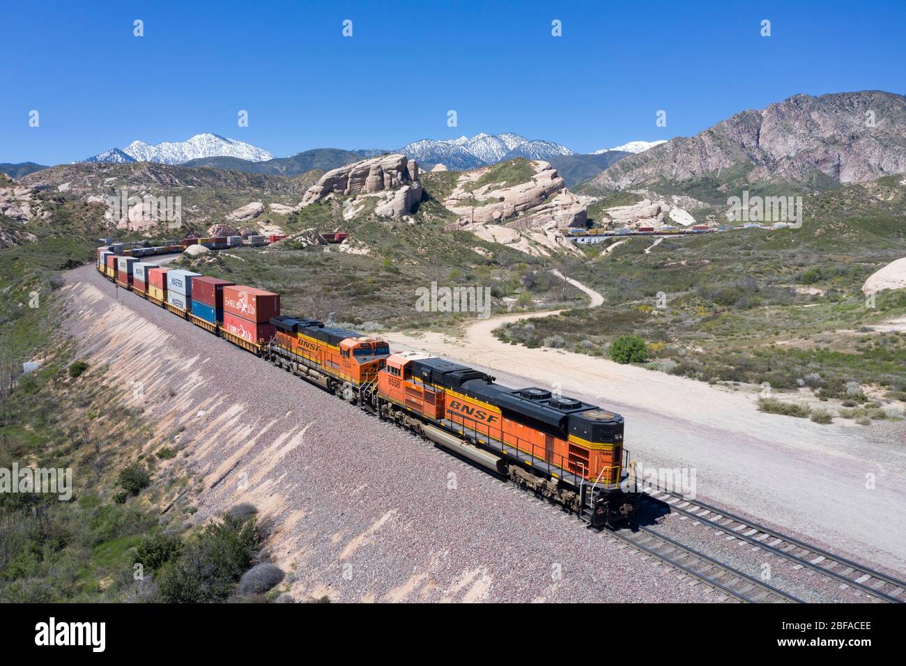 Treno merci che sale al Cajon Pass nella contea di San Bernardino, parte della grande catena logistica della California meridionale Foto Stock