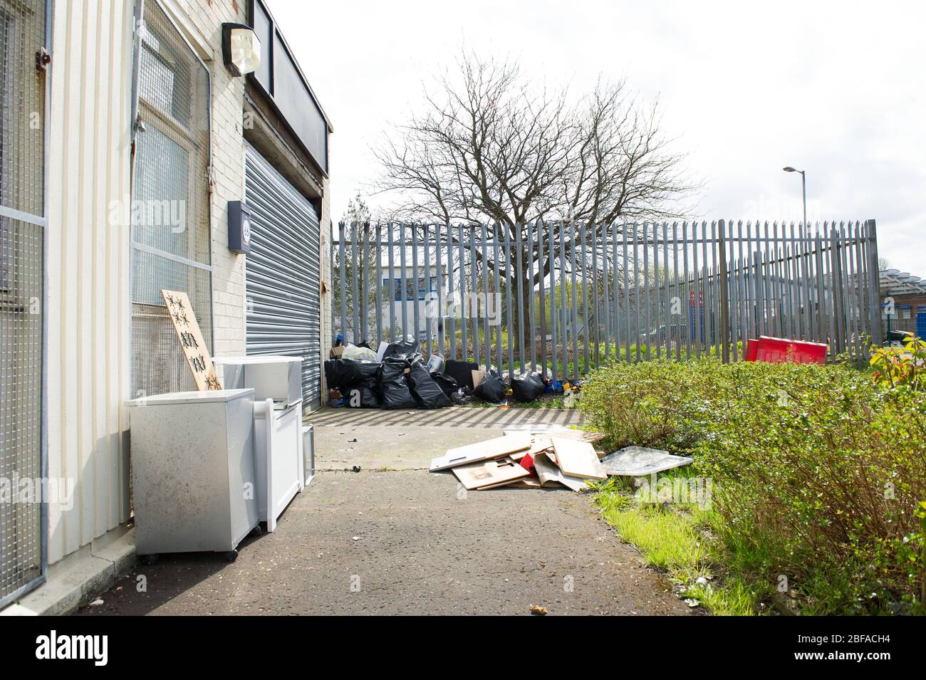 Renfrew, Regno Unito. 17 aprile 2020. Nella foto: Rifiuti scaricati. Il ribaltamento del mosca è diventato un problema importante durante la crisi di Coronavirus (COVID-19), poiché i consigli riducono il numero di raccoglitori e di società di smaltimento dei rifiuti chiusi a causa dell'autoisolamento del personale. Credit: Colin Fisher/Alamy Live News. Foto Stock