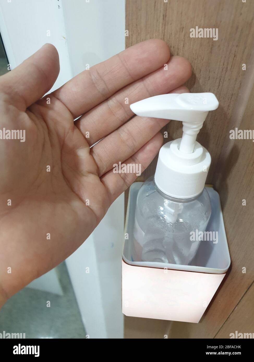 Mano di persone che applicano spray alcolico o spray antibatterico per prevenire la diffusione di germi, batteri e virus.Wuhan coronavirus (COVID-19) pre focolaio Foto Stock