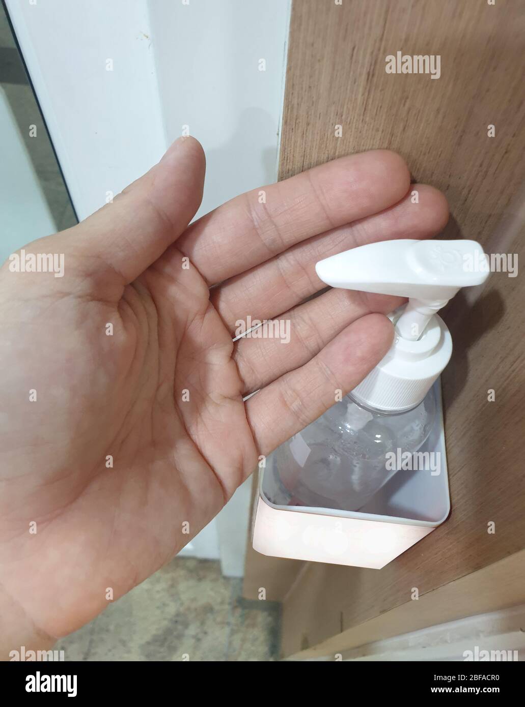 Mano di persone che applicano spray alcolico o spray antibatterico per prevenire la diffusione di germi, batteri e virus.Wuhan coronavirus (COVID-19) pre focolaio Foto Stock