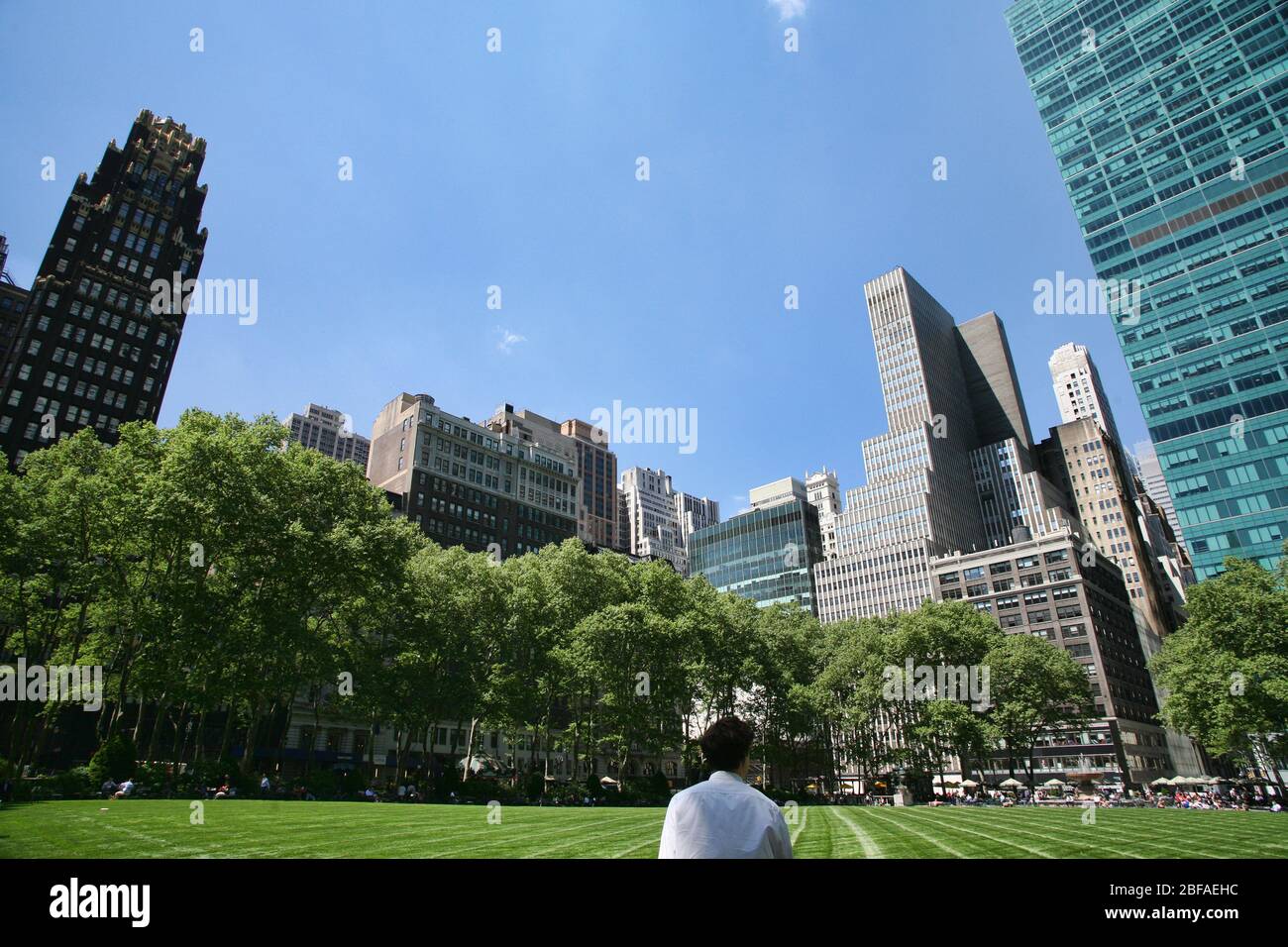 Vista posteriore della persona che guarda il prato a Bryant Park, a Midtown Manhattan a 42nd Street tra 5th e 6th Avenue a New York City, USA Foto Stock