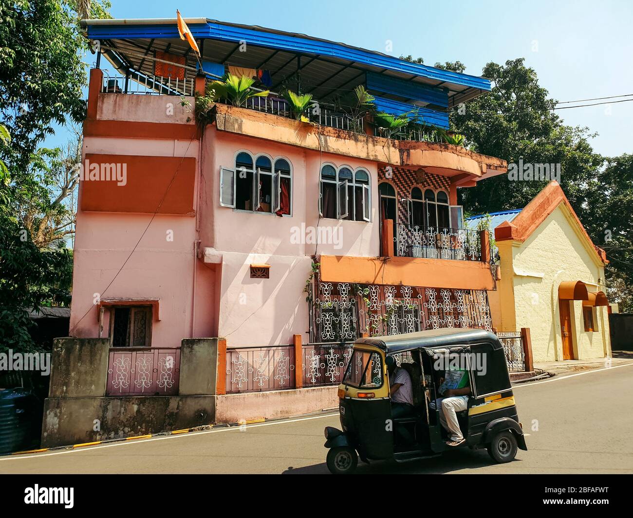 TukTuk in India. Tradizionale risciò motorizzato contro un bellissimo vecchio edificio Foto Stock