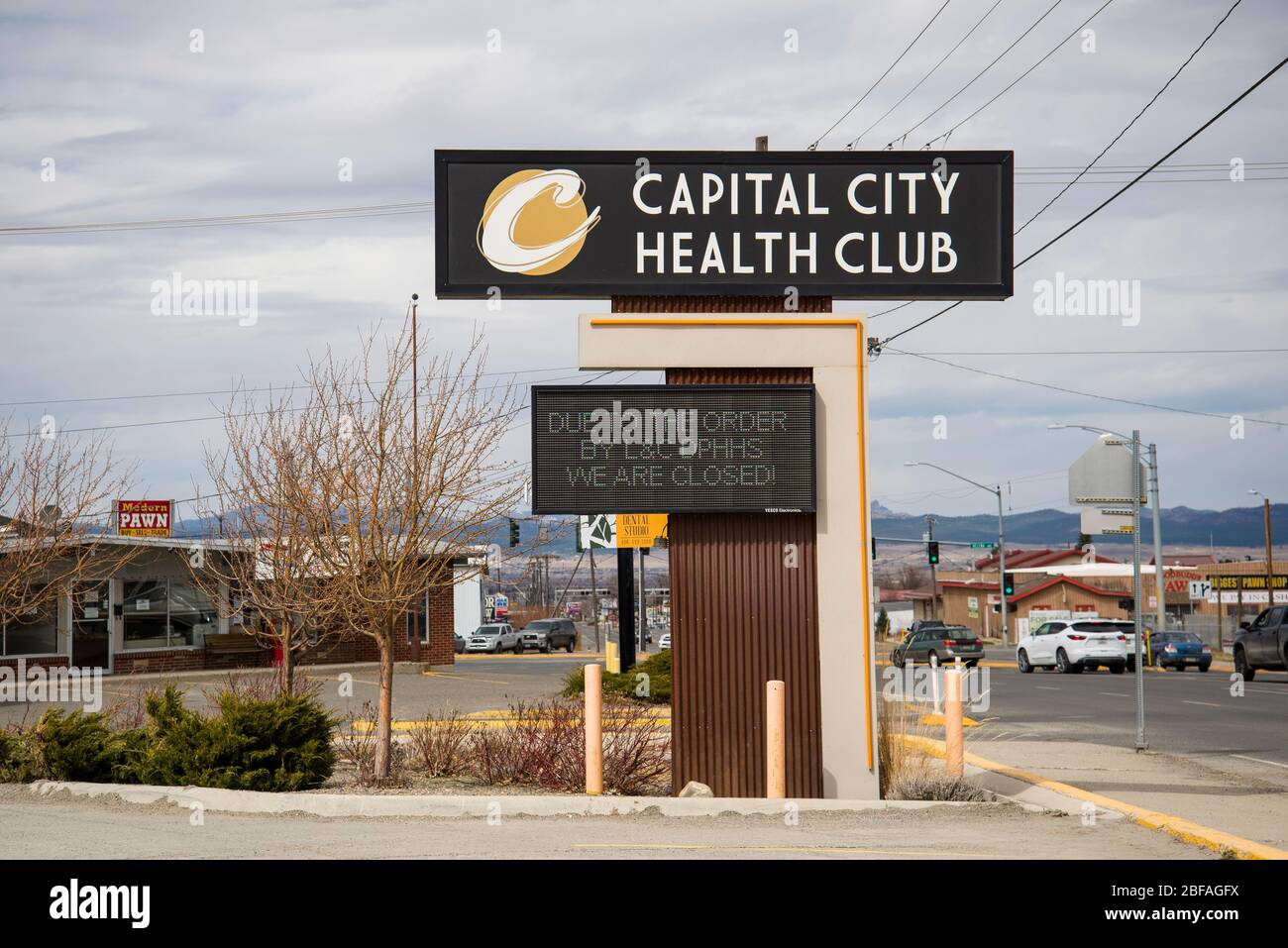 Helena, Montana - 10 aprile 2020: Capital City Health Club palestra esterna digitale segni dichiara chiuso a causa di Lewis e Clark Public Health Department orde Foto Stock
