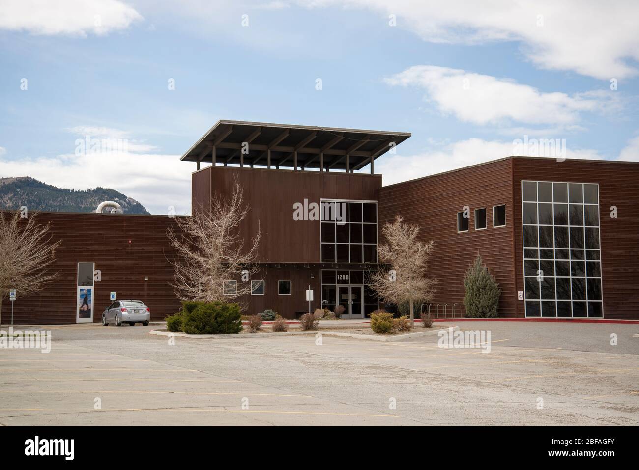 Helena, Montana - 10 aprile 2020: Il Capital City Health Club palestra e parcheggio vuoto durante lo spegnimento di Coronavirus Covid-19. Chiuso per salute Foto Stock