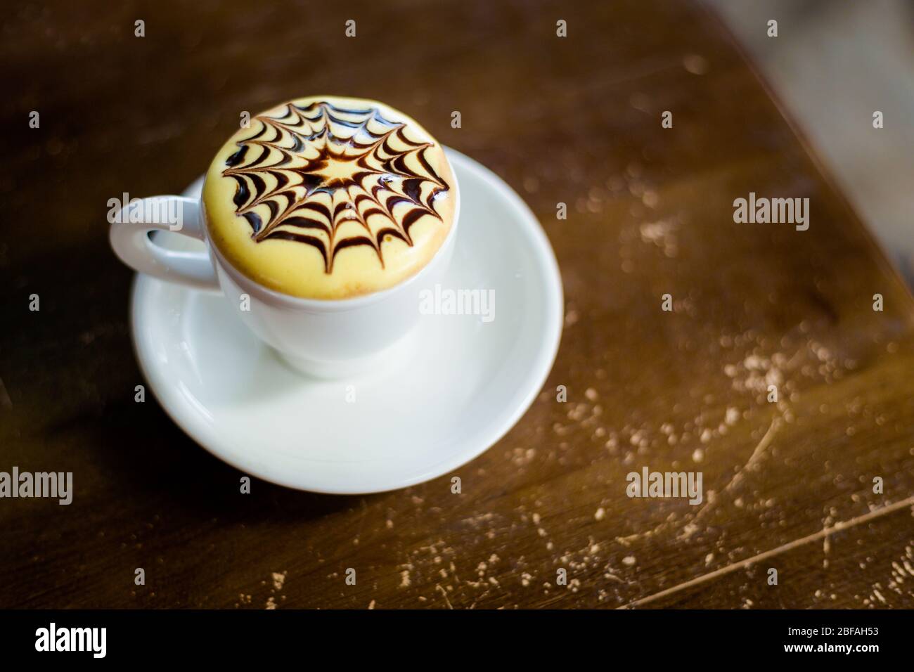 Tazza di tradizionale caffè vietnamita a base di uova sul tavolo. Foto del famoso caffè del Vietnam a Hoi An. Foto Stock