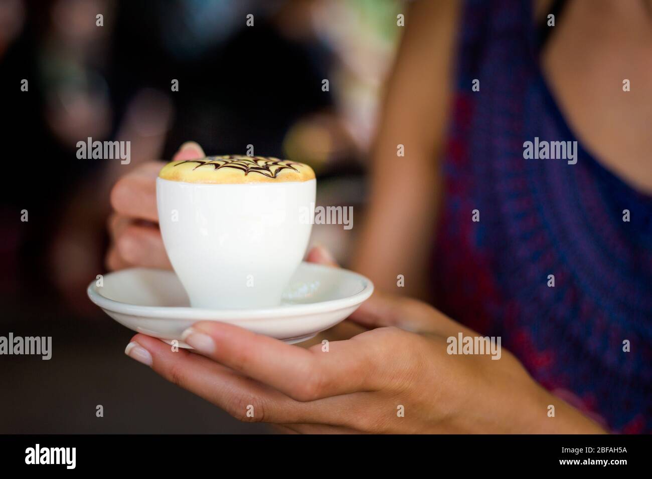Tazza di tradizionale caffè vietnamita uovo in mano di donna. Foto del famoso caffè del Vietnam a Hoi An. Foto Stock