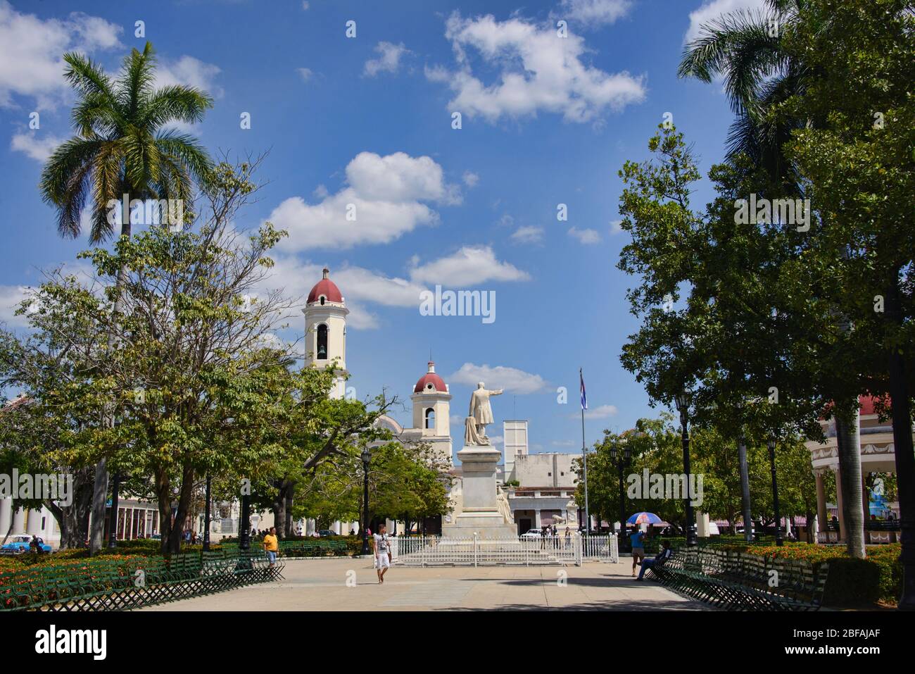 La Cattedrale di nostra Signora dell'Immacolata Concezione vista da Plaza Jose Marti, Cienfuegos, Cuba Foto Stock