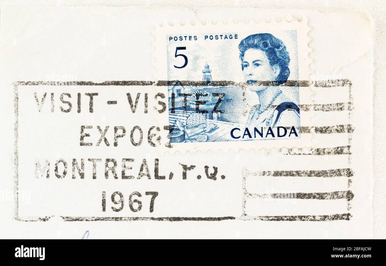 SEATTLE WASHINGTON - 15 aprile 2020: Primo piano di 1967 francobollo canadese con la regina Elisabetta II e trappole di aragosta, e Expo 67 postmark. Scott 458 Foto Stock