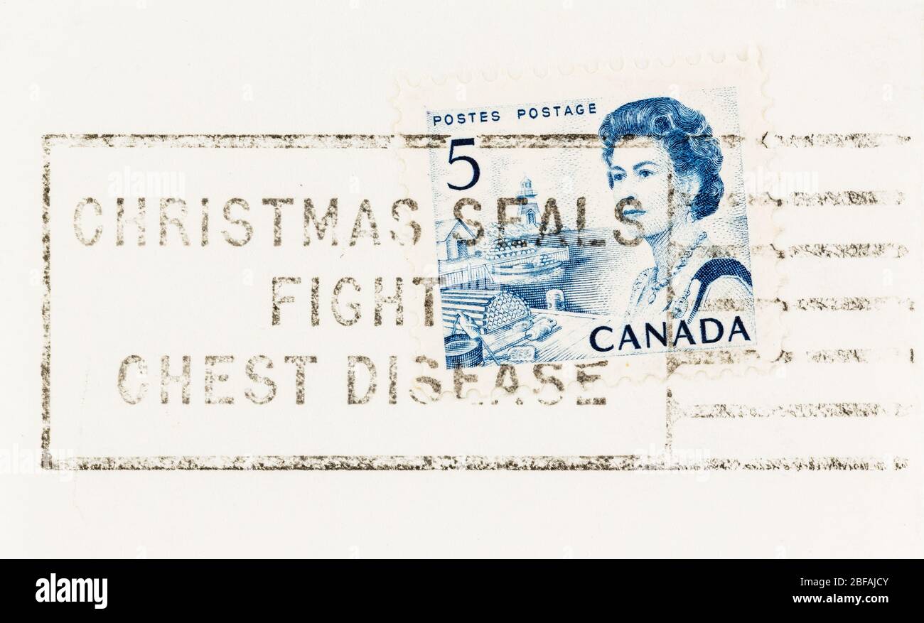 SEATTLE WASHINGTON - 15 aprile 2020: Primo piano di 1967 francobollo canadese con la regina Elisabetta II e trappole di aragosta, con il sigillo di Natale. Foto Stock