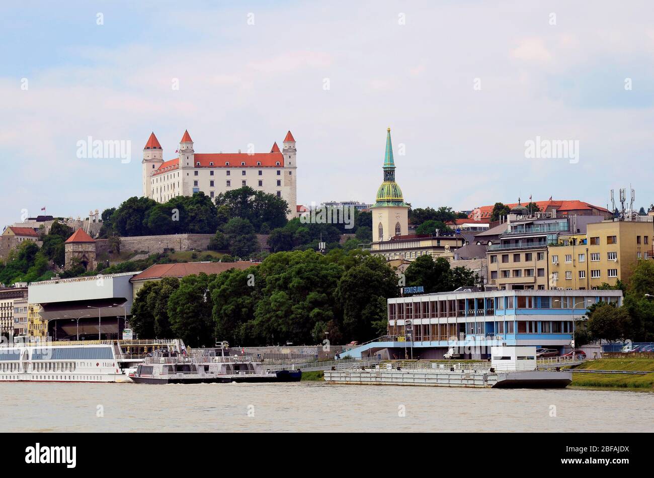 Slovacchia, Bratislava - 28 maggio 2015: Terminal delle navi sul danubio con castello e martin Burch Foto Stock