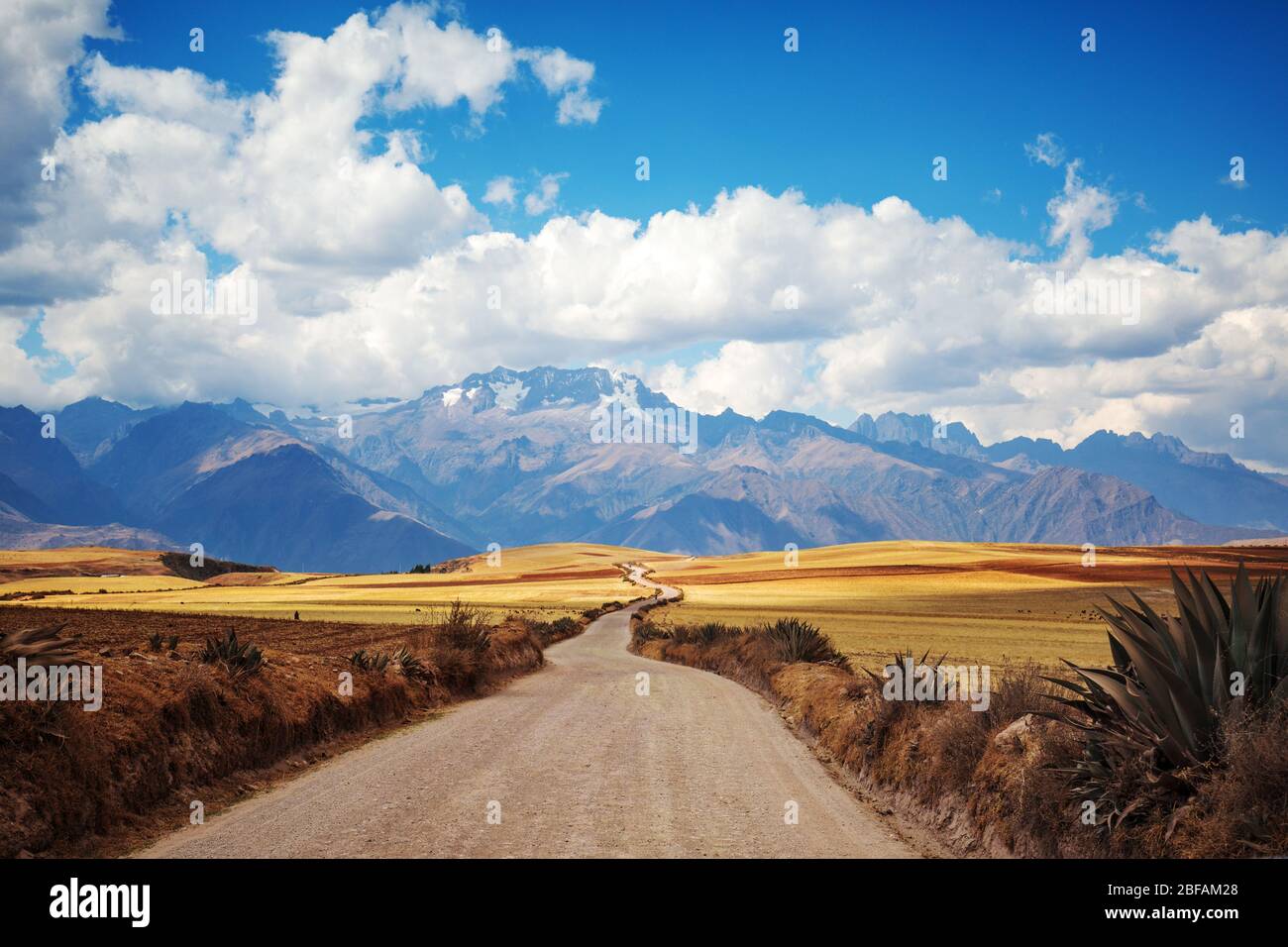 Backroad attraverso la campagna Sacra Vallery del Perù con le Ande Mountains sullo sfondo. Foto Stock