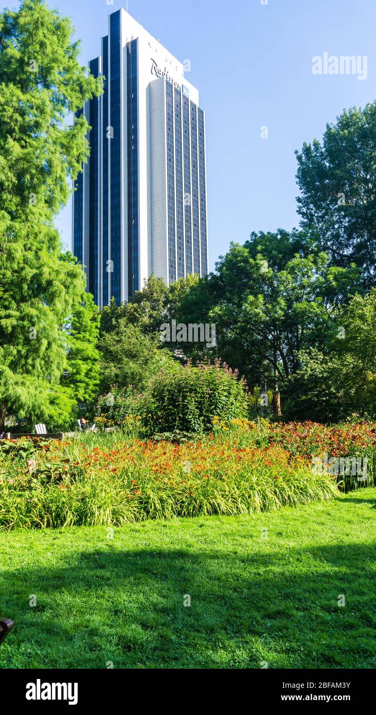 AMBURGO, GERMANIA - 21 luglio 2019 vista a Radisson Blu Hotel dal parco Planten un Bloomen Foto Stock