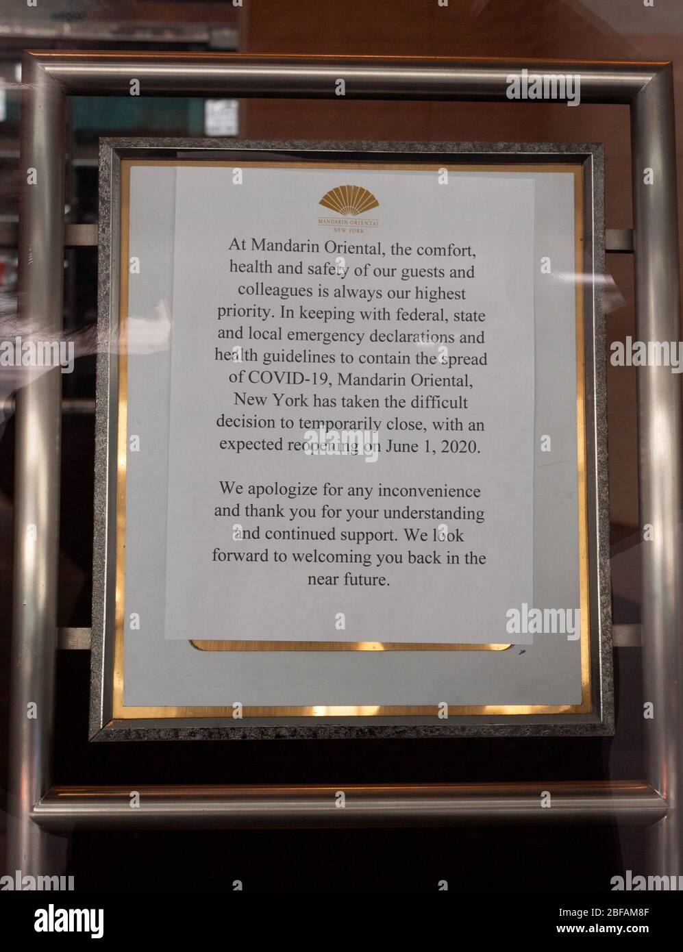 Un cartello nella lobby del Mandarin Oriental Hotel informa il pubblico che è chiuso fino al 1° giugno a causa del coronavirus o covid-19 pandemia Foto Stock