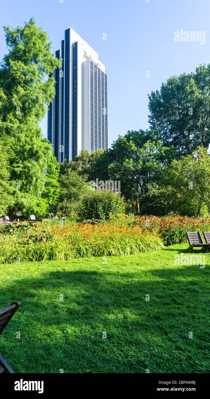 AMBURGO, GERMANIA - 21 luglio 2019 vista a Radisson Blu Hotel dal parco Planten un Bloomen Foto Stock