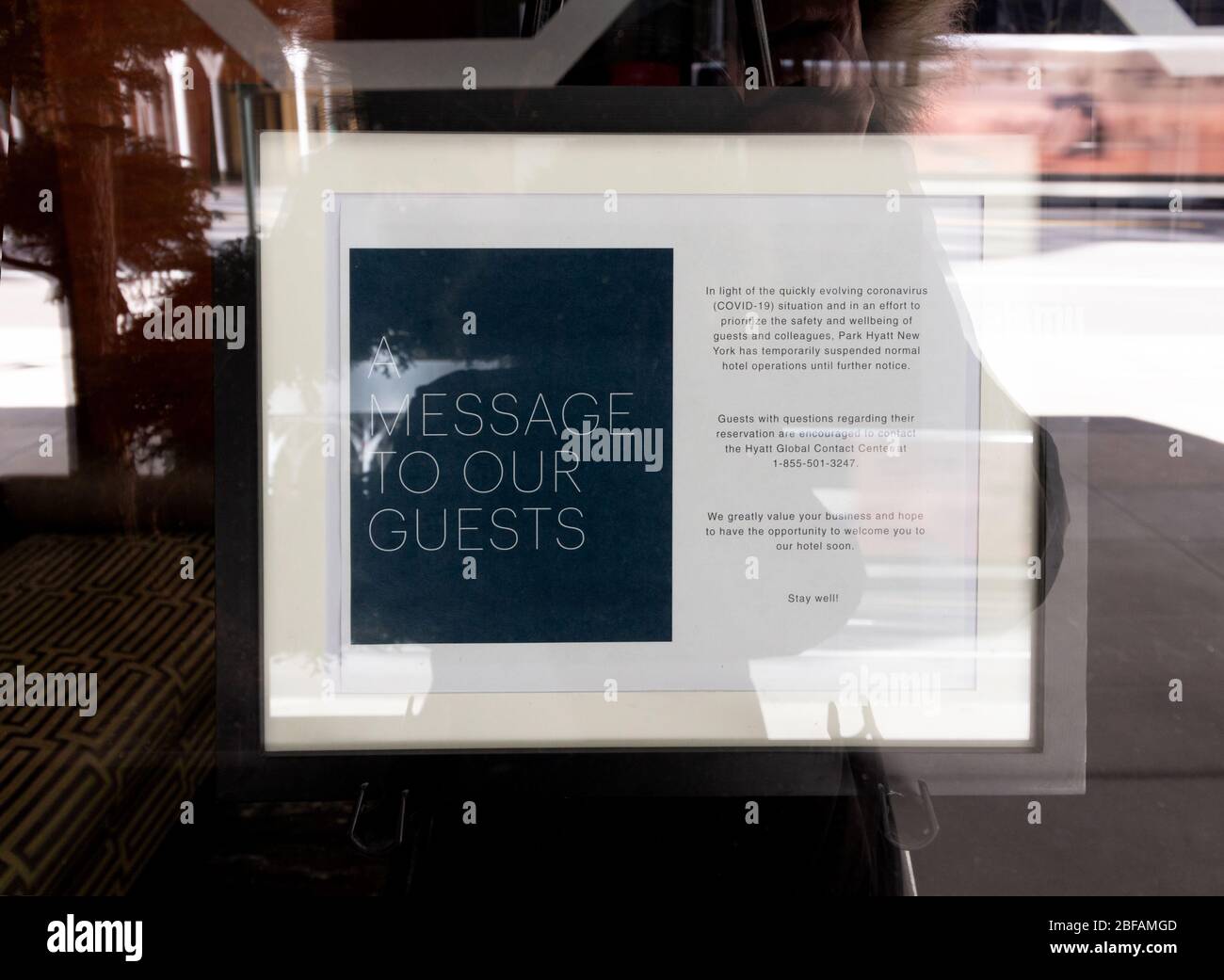 Cartello al Park Hyatt New York LUXURY Hotel per informare il pubblico che è temporaneamente chiuso a causa del coronavirus o covid-19 pandemic Foto Stock
