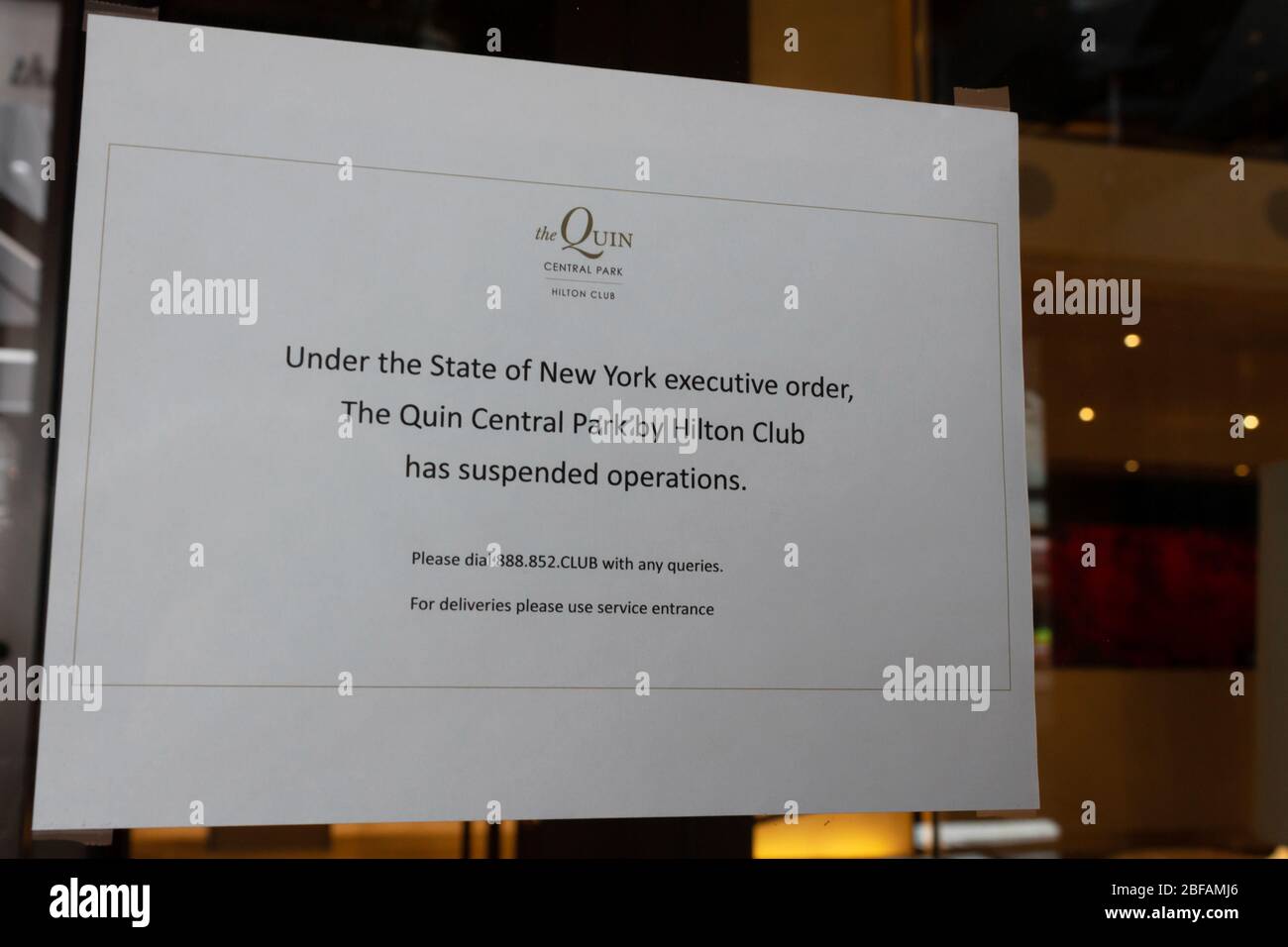 Cartello presso l'hotel di lusso The Quin Central Park by Hilton Club che dichiara che è chiuso a causa del coronavirus o della pandemia del covid-19 Foto Stock