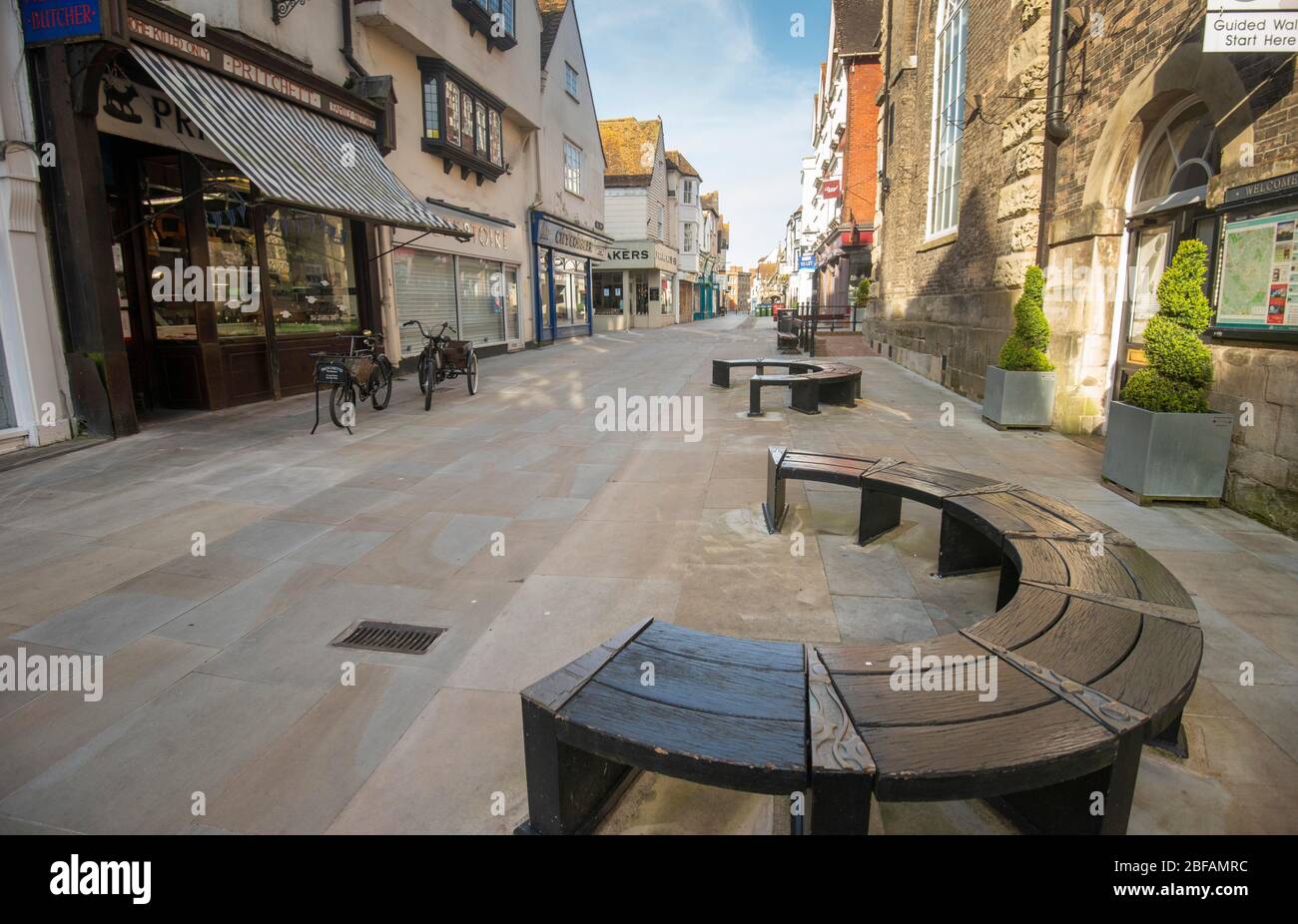 Coronavirus Covid 19 Market Day a Salisbury durante Lockdown solo poche persone che vanno a lavorare o ottenere forniture. Foto Stock