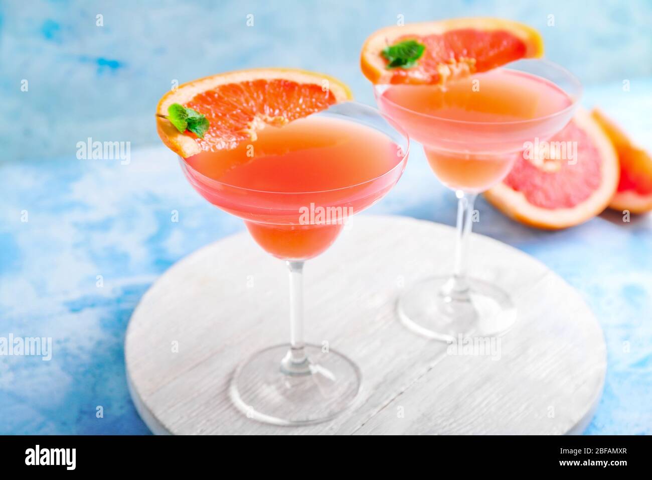 Bicchieri di gustoso cocktail mimosa a tavola Foto Stock