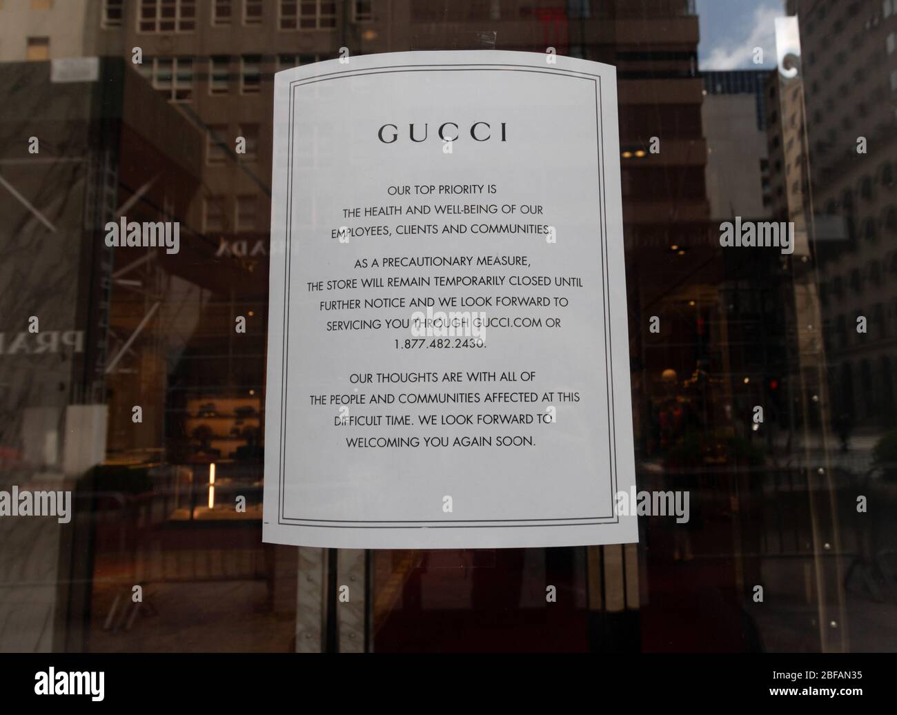 Cartello al negozio Gucci sulla Fifth Avenue che indica che è temporaneamente chiuso a causa del coronavirus o covid-19 pandemic Foto Stock
