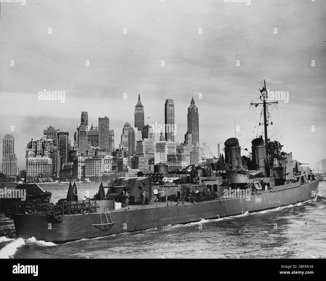 USS Harlan R. Dickson (DD-708) off sull'isola di Manhattan, New York, en route da lei costruttori, cantieristica navale federale & Dry Dock Company, Kearny, New Jersey, per la consegna alla marina militare nel febbraio 1945 Foto Stock