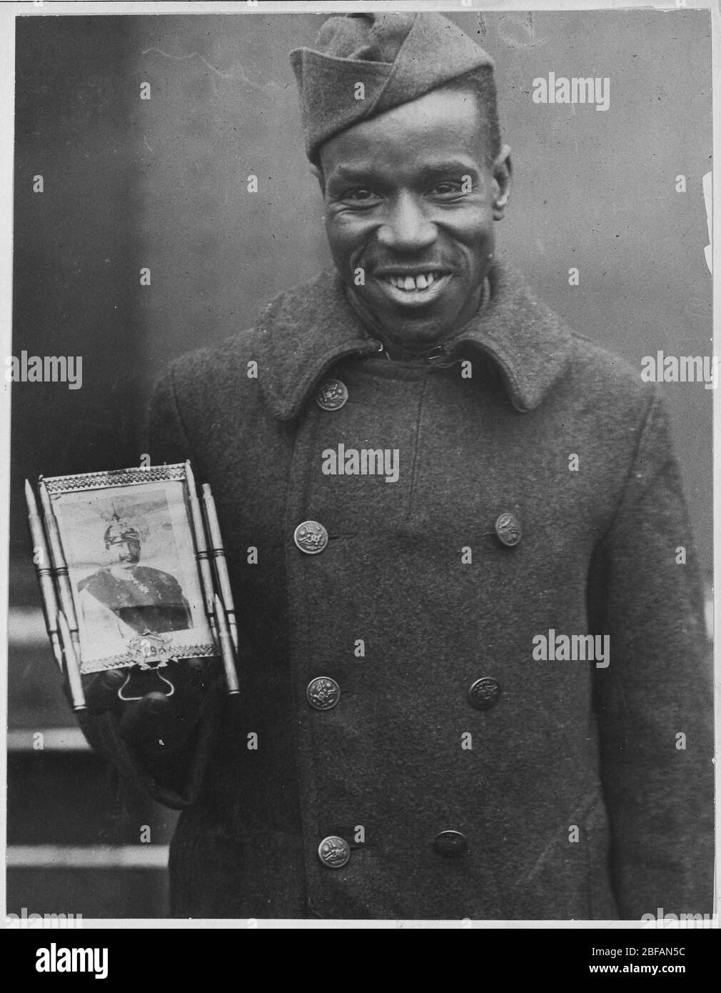 Caporale Fred mcintyre che mostra un talismano fatto di una foto del Kaiser Wilhelm ha indossato per fortuna in Africa, 1917-1919 Foto Stock