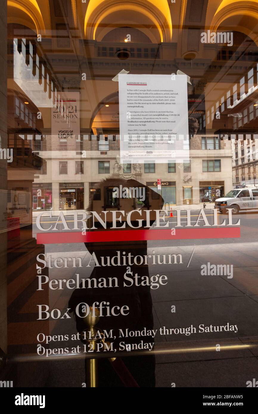 Firma ad un ingresso di Carnegie Hall notificando la sua chiusura e la cancellazione della sua stagione di concerti a causa del coronavirus o covid-19 pandemic Foto Stock