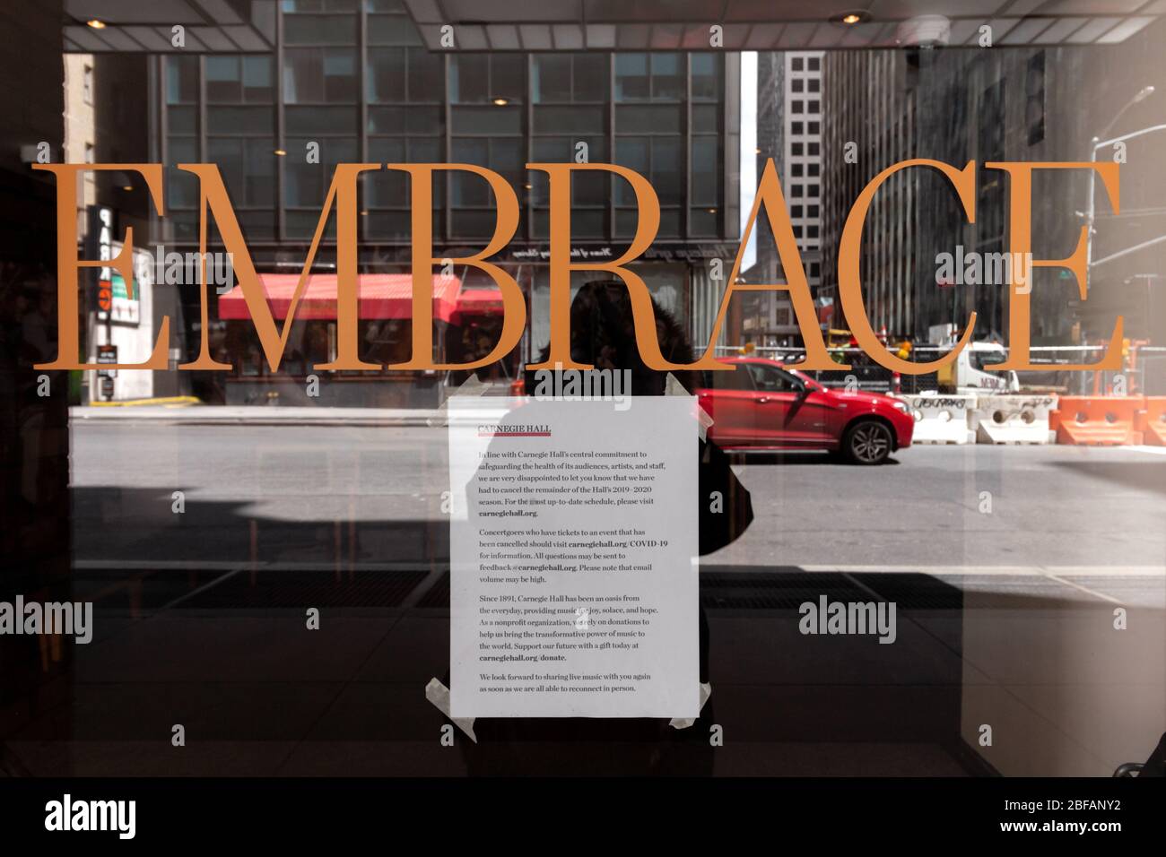 Firma ad un ingresso di Carnegie Hall notificando la sua chiusura e la cancellazione della sua stagione di concerti a causa del coronavirus o covid-19 pandemic Foto Stock