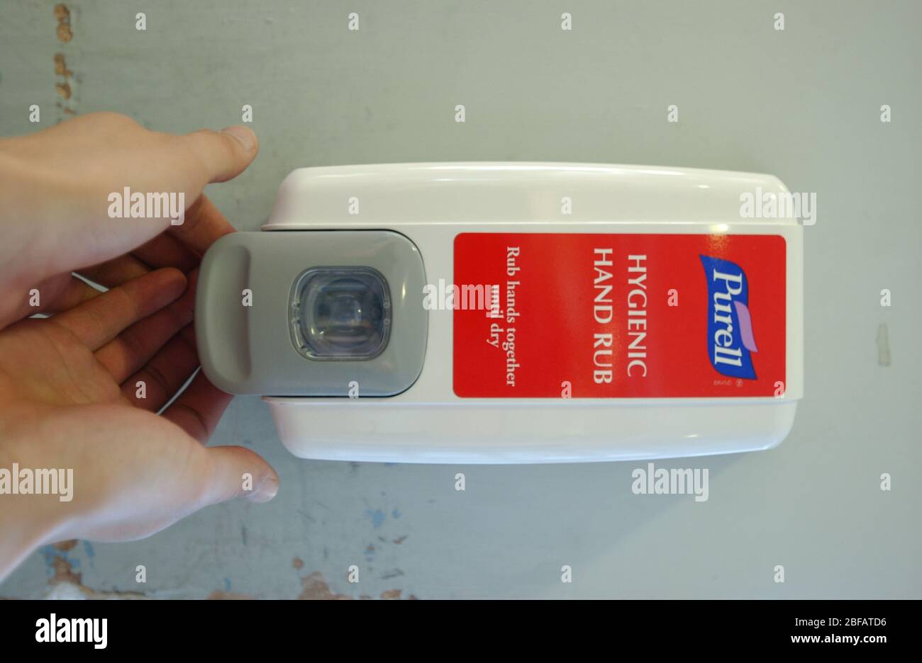 Depenser liquido detergente per mani. Il liquido contiene uno strofinamento con alcol, che consente all'utente di pulire le mani senza l'uso di acqua e sapone. Th Foto Stock