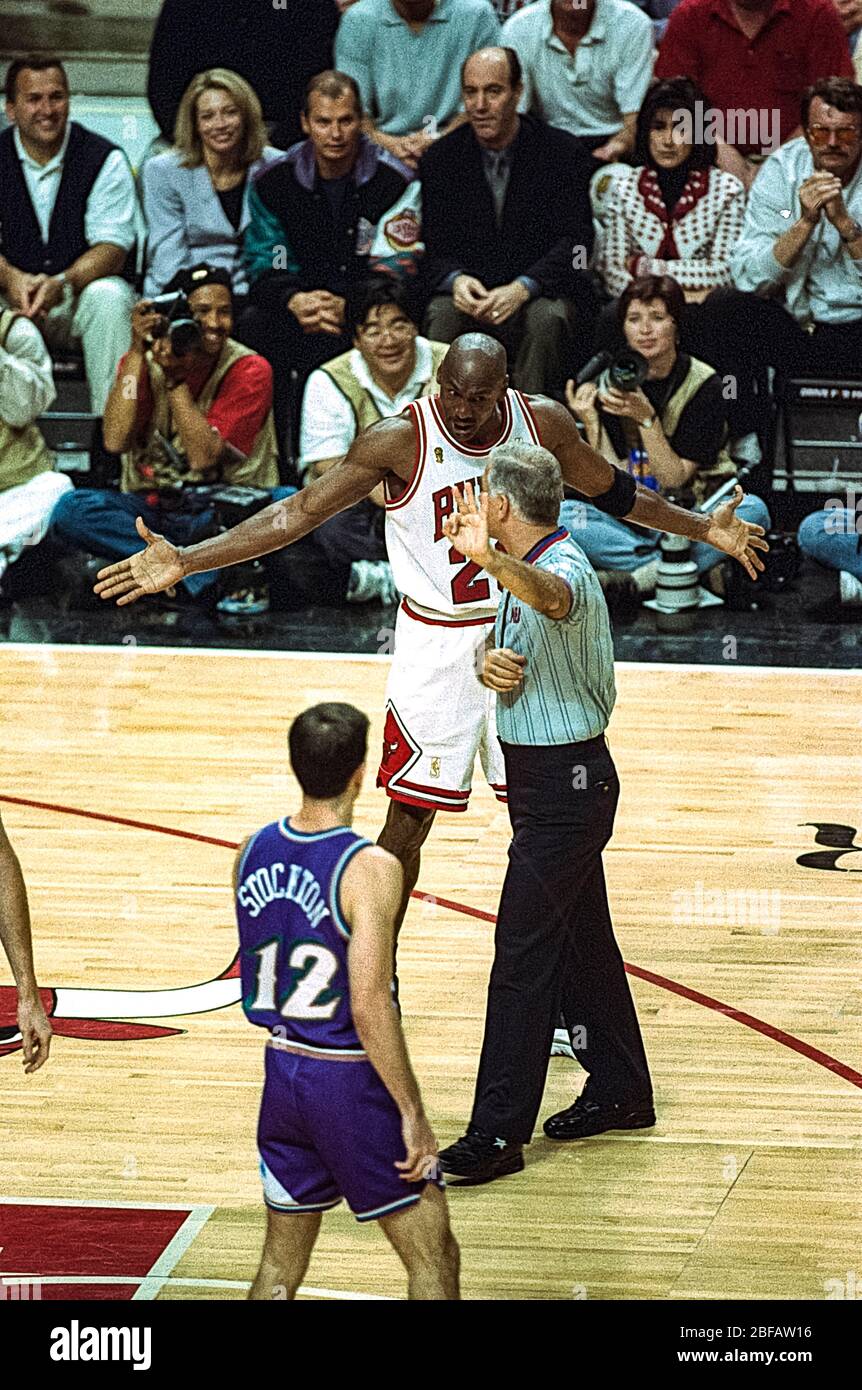 Michael Jordan si lamenta del referente mentre gareggia contro lo Utah Jazz durante le finali dell'NBA 1997 Foto Stock
