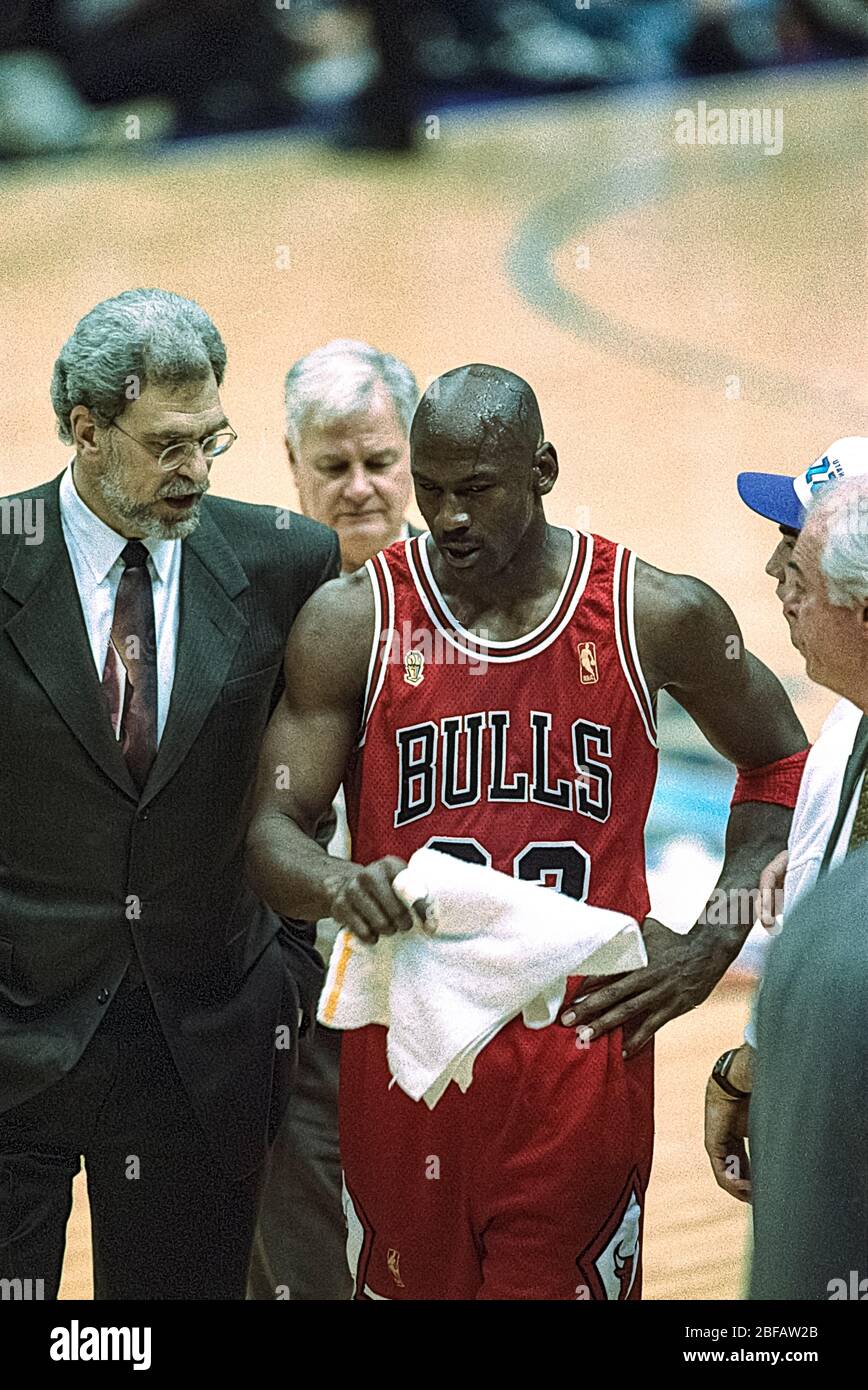 Michael Jordan con l'allenatore Phil Jackson durante le finali dell'NBA 1997 contro lo Utah Jazz Foto Stock
