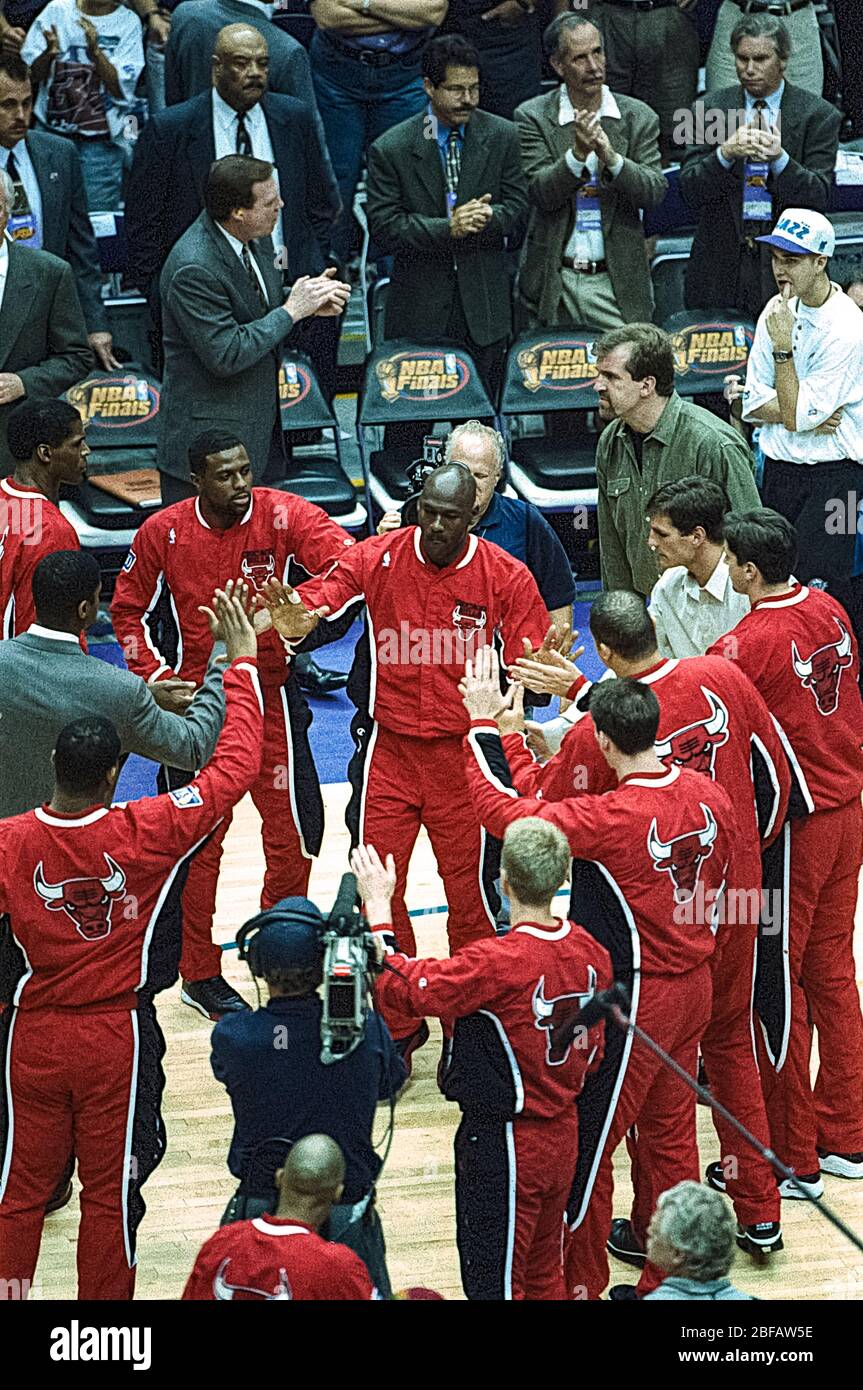 Michael Jordan e i compagni di squadra durante le finali NBA 1997 contro lo Utah Jazz Foto Stock