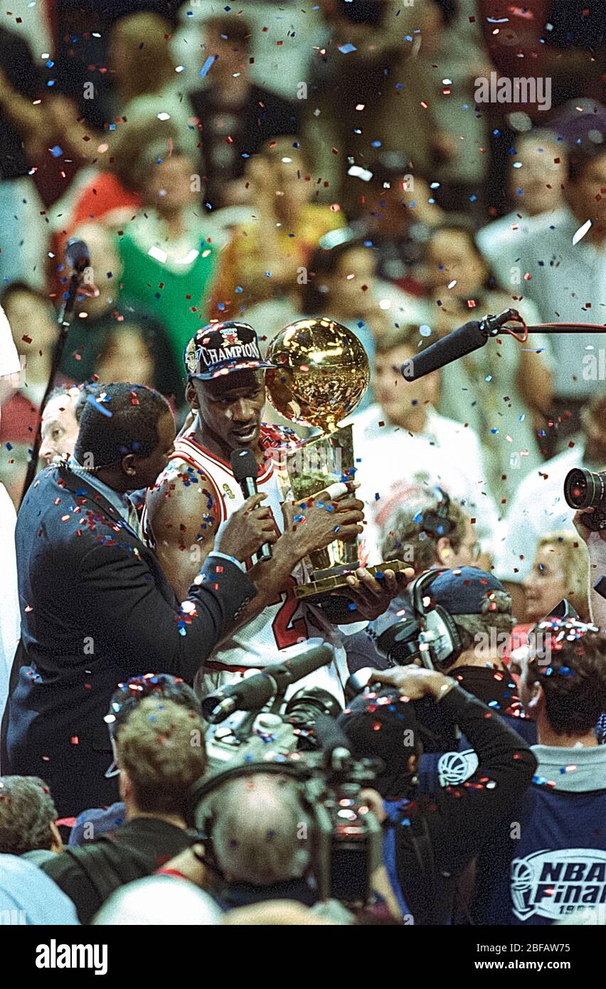 Michael Jordan e i Chicago Bulls sconfiggono lo Utah Jazz vincere le finali NBA 1997 è intervistato da Ahmad Rashad Foto Stock