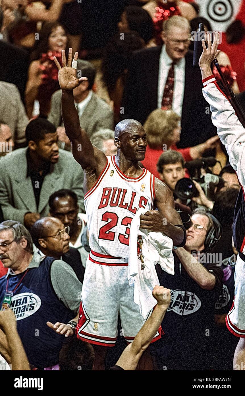 Michael Jordan e i Chicago Bulls sconfiggono lo Utah Jazz vincendo le finali dell'NBA del 1997 Foto Stock