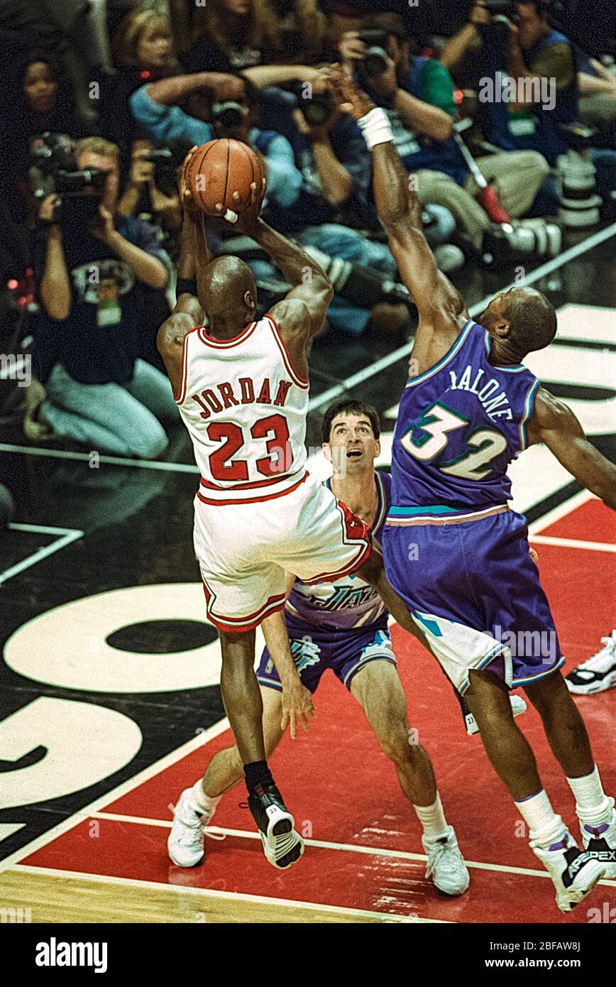 Michael Jordan si è sfidato contro Karl Malone e John Stockton dello Utah Jazz durante le finali dell'NBA 1997 Foto Stock