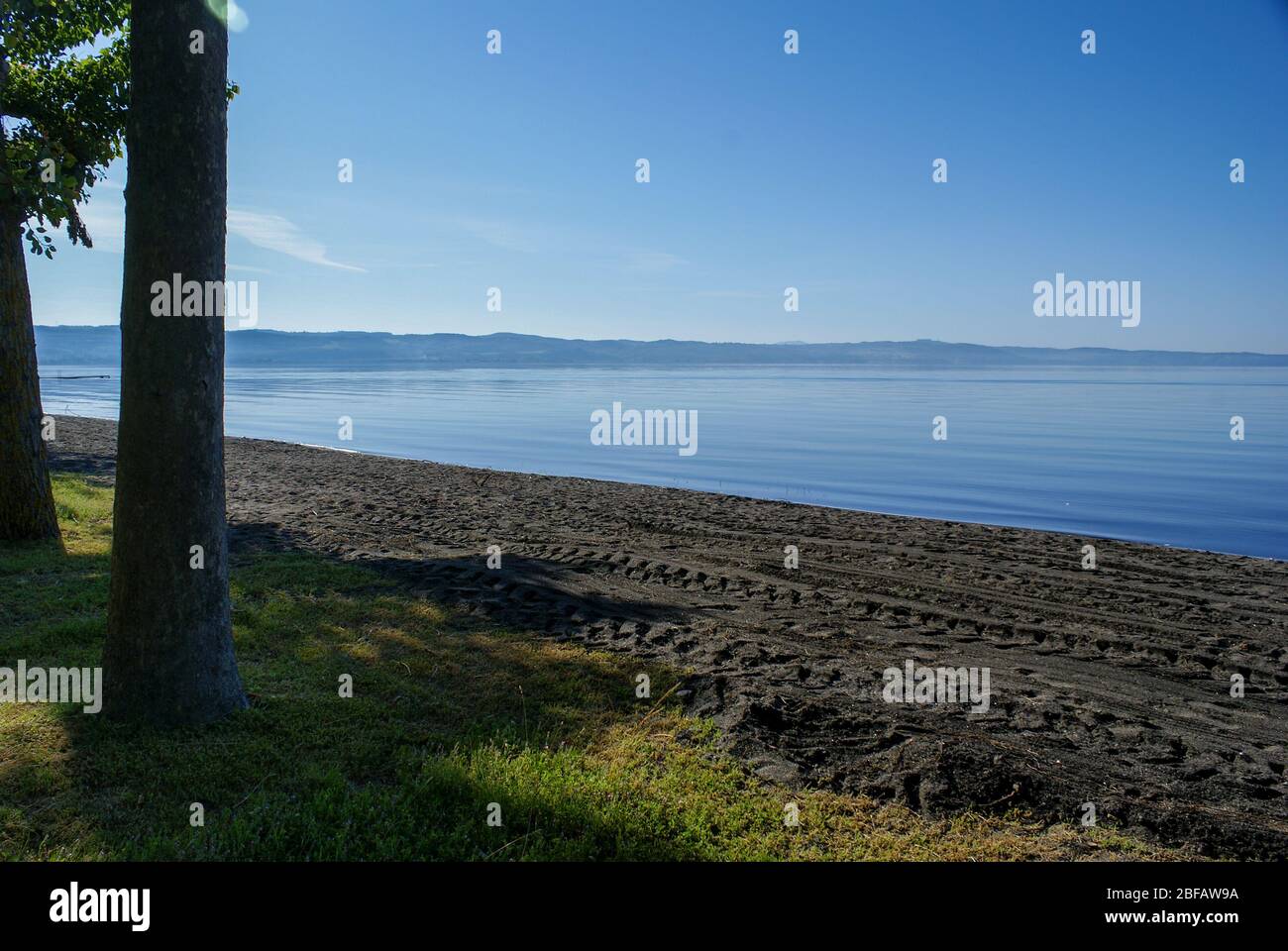 Schwarzer Sandstrand am Lago di Bolsena, Lazio, Italia Foto Stock