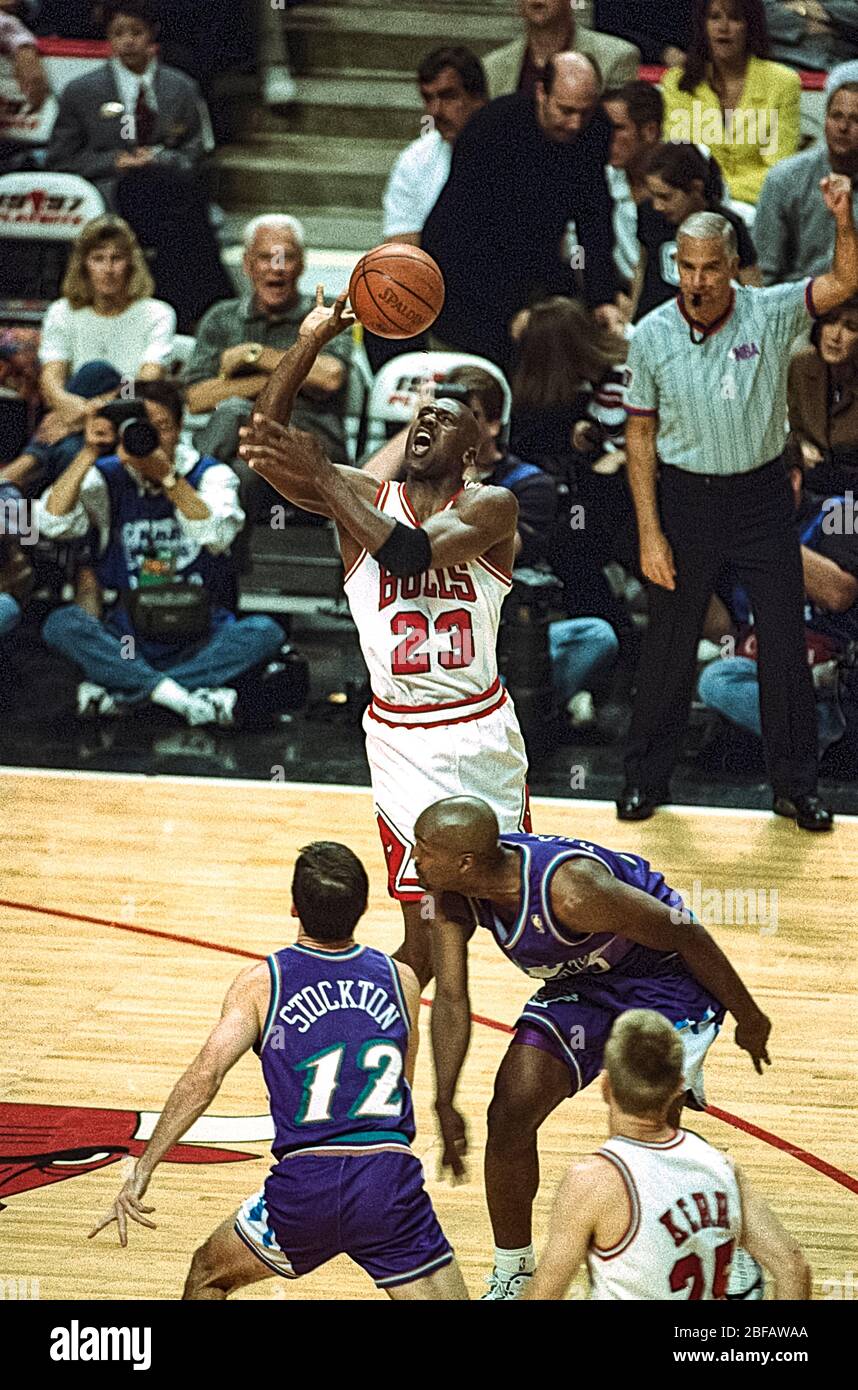 Michael Jordan si è sfidato contro lo Utah Jazz durante le finali dell'NBA 1997 Foto Stock