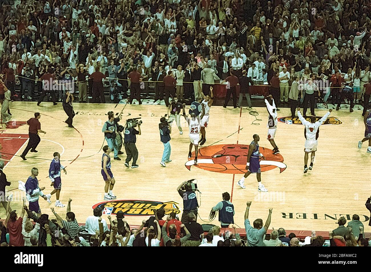 Michael Jordan e i Chicago Bulls festeggiano dopo aver sconfitto lo Utah Jazz e vinto le finali dell'NBA del 1997 Foto Stock