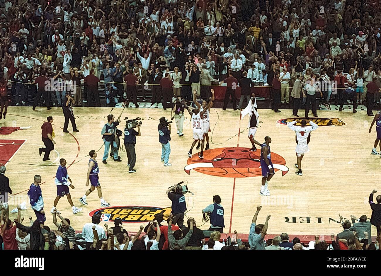 Michael Jordan e i Chicago Bulls festeggiano dopo aver sconfitto lo Utah Jazz e vinto le finali dell'NBA del 1997 Foto Stock