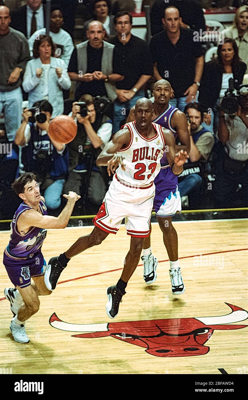 Michael Jordan si è sfidato contro Karl Malone e John Stockton dello Utah Jazz durante le finali dell'NBA 1997 Foto Stock