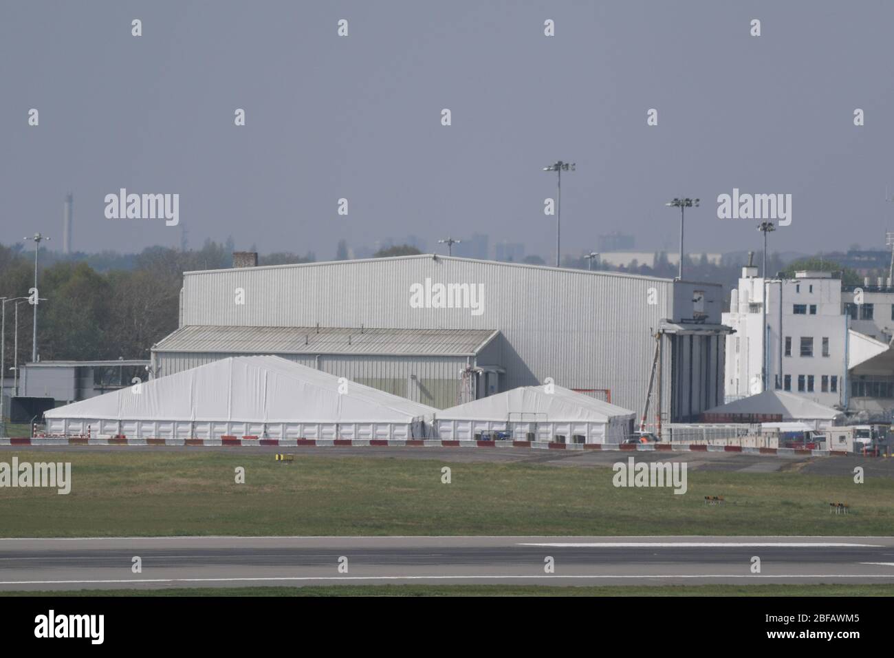 Aeroporto di Birmingham, West Midlands, Regno Unito. 16 Apr 2020. Il mortuario temporaneo è stato ufficialmente inaugurato a Hanger 2 all'aeroporto di Birmingham, dove possono essere presenti fino a 12,000 corpi morti in tutto il West Midlands sia di coronavirus che di cause naturali. Il sito è stato ufficialmente aperto venerdì 17 aprile. Credit: Sam Holiday/Alamy Live News Foto Stock