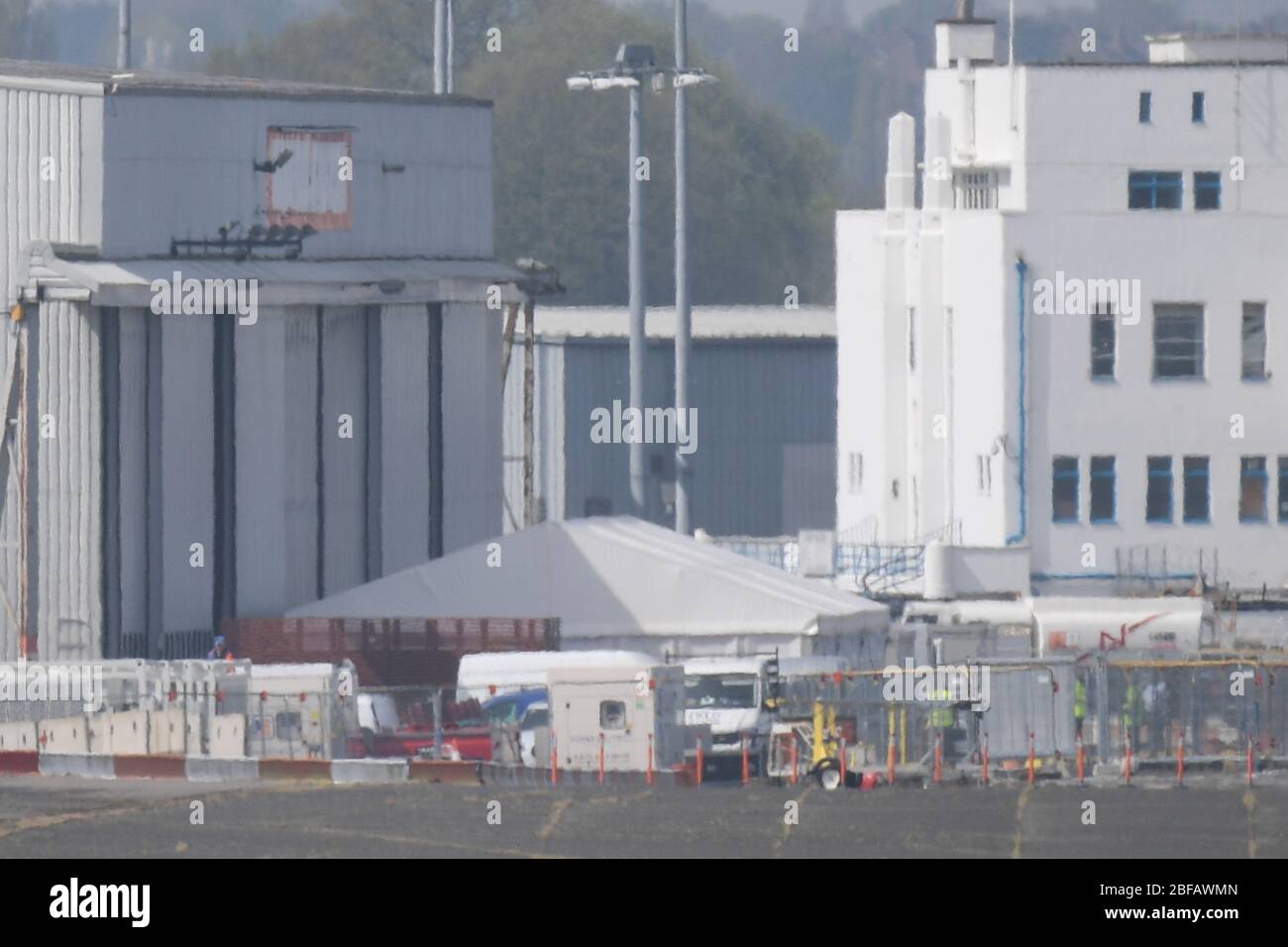 Aeroporto di Birmingham, West Midlands, Regno Unito. 16 aprile 2020. L'edificio mortuario temporaneo è stato ufficialmente aperto nell'Hanger 2 dell'aeroporto di Birmingham. Il sito può contenere fino a 12.000 cadaveri di coronavirus e di cause naturali nelle West Midlands. Il sito ha aperto ufficialmente venerdì 17 aprile. Credito: Interrompi stampa Media/Alamy Live News Foto Stock