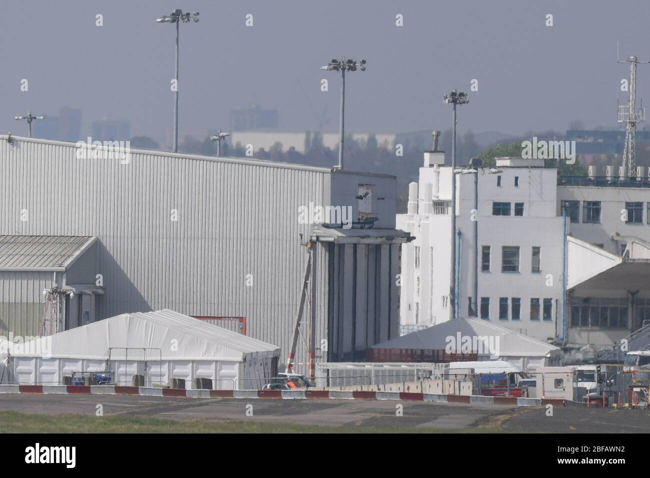 Aeroporto di Birmingham, West Midlands, Regno Unito. 16 Apr 2020. Il mortuario temporaneo è stato ufficialmente inaugurato a Hanger 2 all'aeroporto di Birmingham, dove possono essere presenti fino a 12,000 corpi morti in tutto il West Midlands sia di coronavirus che di cause naturali. Il sito è stato ufficialmente aperto venerdì 17 aprile. Credit: Sam Holiday/Alamy Live News Foto Stock