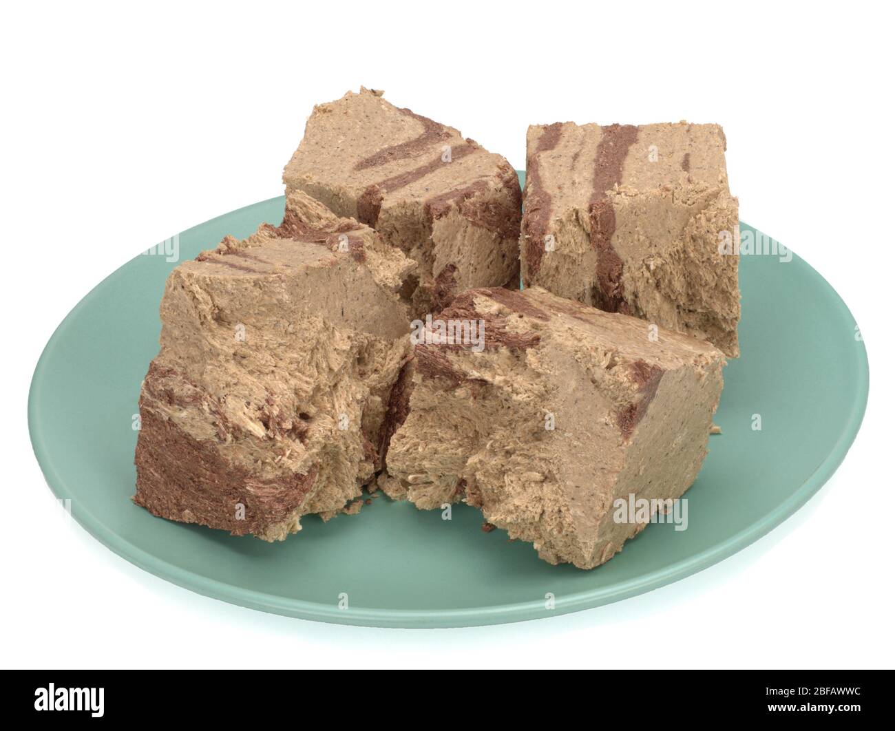 Halva in un piatto su sfondo bianco Foto Stock