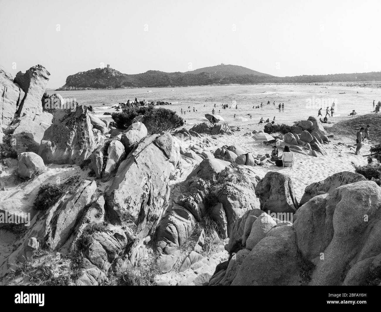 Sardegna, Italia - 7 agosto 2019: Turisti e bagnanti sulle spiagge di sabbia e roccia tipiche della Sardegna. Foto Stock