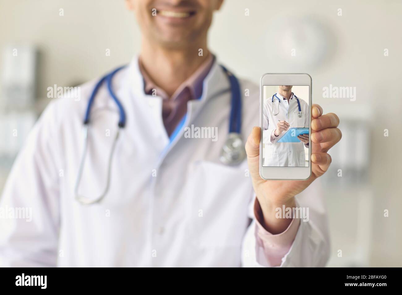 Medico online. Consultazione medica online con il paziente su Internet. Foto Stock