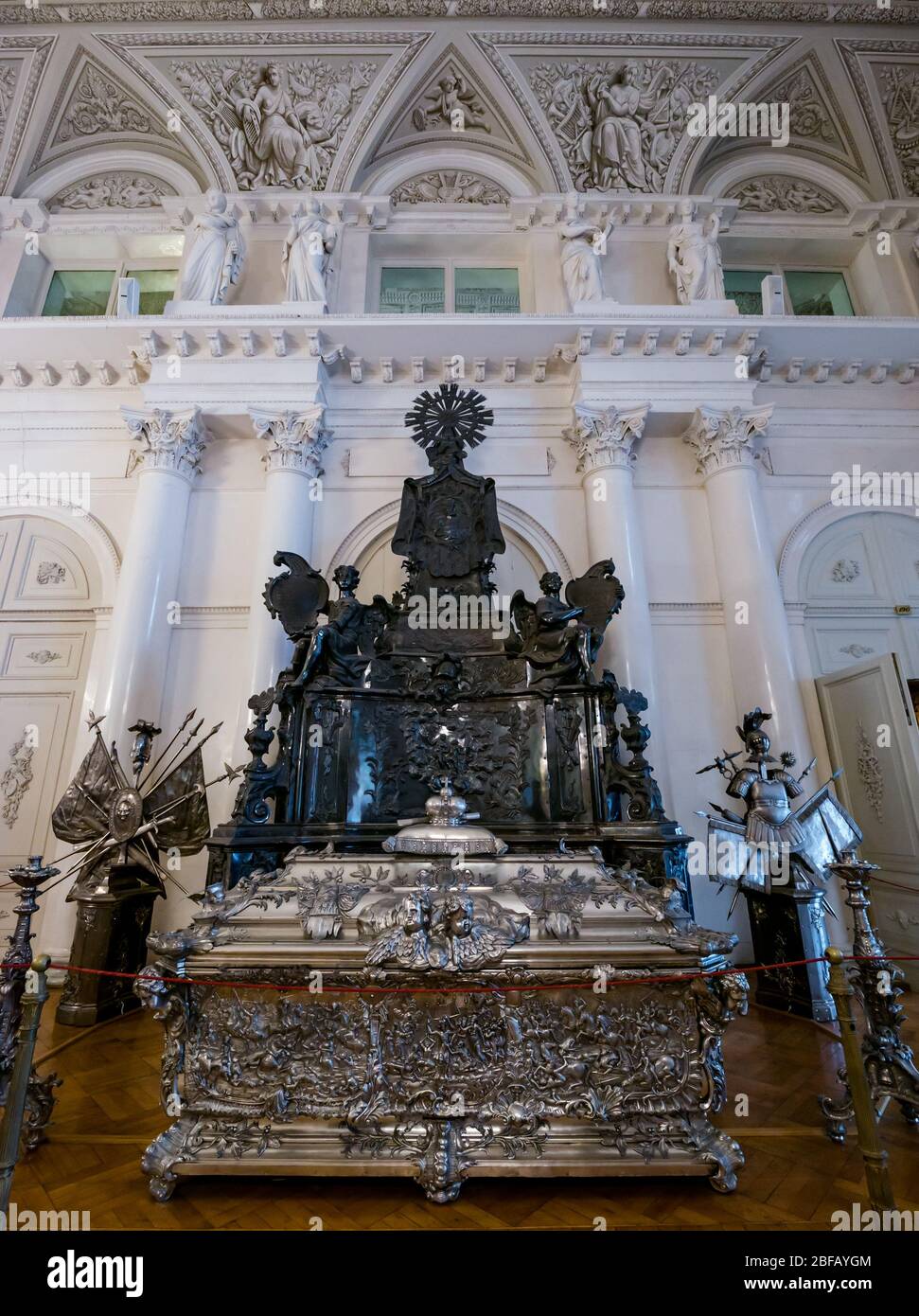 Tomba in metallo d'argento di Alexander Nevsky, Principe di Novgorod, Museo di Stato dell'Hermitage, Palazzo d'Inverno, San Pietroburgo, Federazione Russa Foto Stock