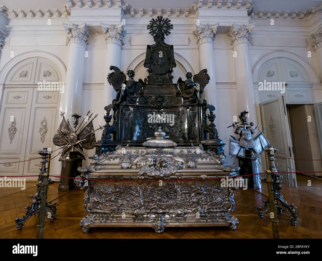 Tomba in metallo d'argento di Alexander Nevsky, Principe di Novgorod, Museo di Stato dell'Hermitage, Palazzo d'Inverno, San Pietroburgo, Federazione Russa Foto Stock