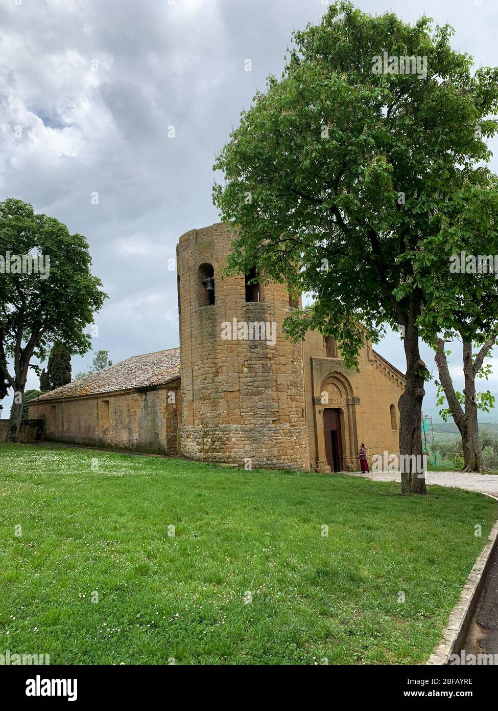 La parrocchiale di Corsignano è un edificio romanico, per lo più risalente al XII secolo, e un luogo di culto cattolico che si trova nelle vicinanze Foto Stock