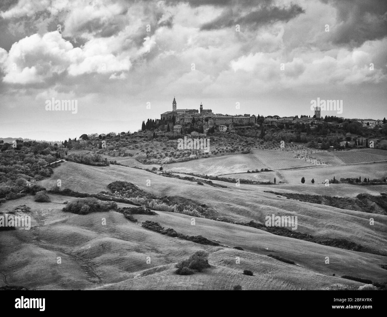 Tipico paesaggio toscano. Antico borgo in cima a colline ondulate. Foto Stock